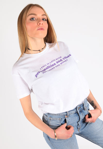 T-Shirt Donna "I fall in love with personalities and vibes"
