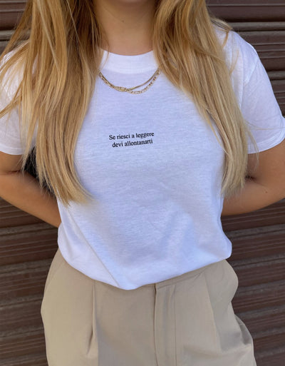 T-Shirt Donna "Se riesci a leggere devi allontanarti" - dandalo